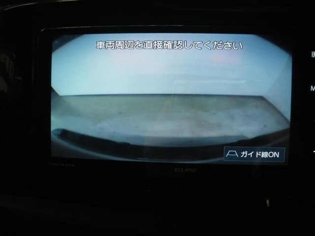 バックモニター付き。車両後方の映像がナビ画面に表示されるので、車庫入れが苦手な人も安心です。ただし、目視確認もお忘れなくお願いいたします。