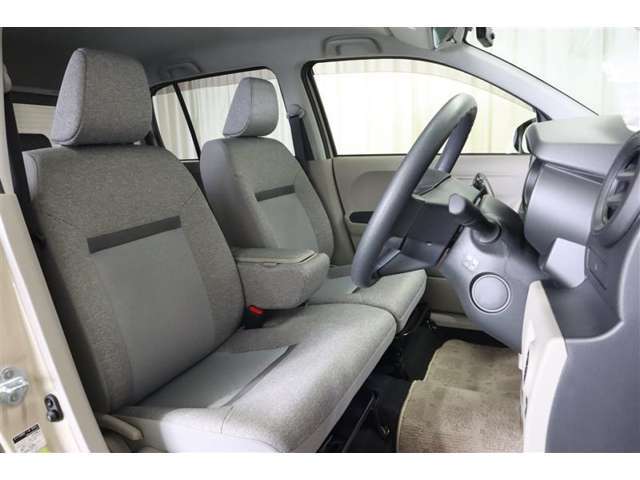 フロントベンチシートだから運転席足元もゆったり、広々快適です♪