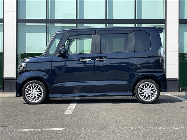 【左】当社基準による調査の結果、修復歴車と判断された車両は一部店舗を除き、販売を行なっておりません。万一、納車時に修復歴があった場合にはご契約の解除等に応じます。