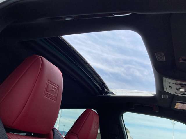 【ムーンルーフ】天井から太陽の穏やかな光や爽やかな風を取り込むことができる、トヨタの「サンルーフ」です！頭上のスイッチでムーンルーフを開閉することができます。