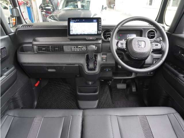 視界広々で非常に運転しやすくロングドライブでも疲れを感じさせないすっきりとまとまったインパネ周りです。