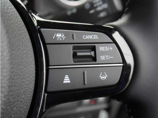 【アダプティブクルーズコントロール】予め設定した車速内でクルマが自動的に加減速。前走車との適切な車間距離を維持しながら追従走行します。【LKAS】車線維持支援システムでステアリング操作を支援。