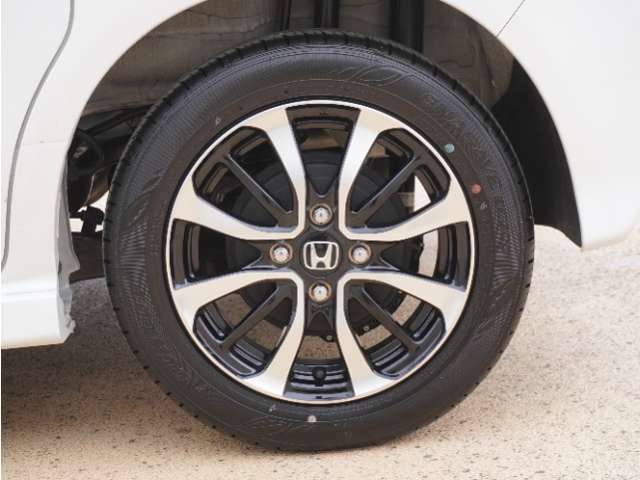 アルミホイール装着車です！これで足元まわりもおしゃれにきまります！