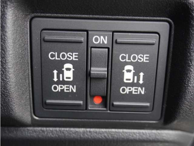 ◆両側電動スライドドア◆狭い駐車場でも乗り降りが楽々♪お子様が隣の車にドアを当ててしまう心配もございません！小さなお子様連れの方もこれで安心。