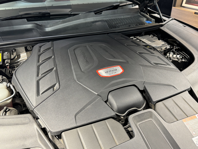 V型8気筒DOHC（3996cc）　出力：460ps　トルク：620Nm