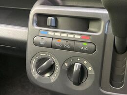 寒い冬も暑い夏も全席に快適な空調を届けてくれる、ダイヤル式エアコンを装備♪