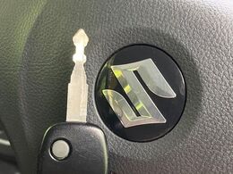 【キーレススタートシステム】カバンやポケットに入れたままでもドアの施錠・解錠が可能なスマートキーを装備。エンジンのオン・オフ時もカギを取り出す必要が無いからとっても便利です♪