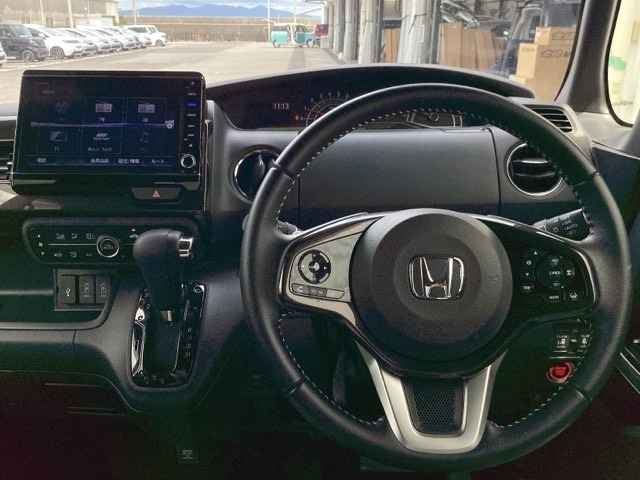ホンダ純正メモリーナビ搭載なので、遠方へのドライブもお任せ下さい！ステアリング左手側にオーディオ関連のコントロールスイッチを配置しています。操作時は視線を逸らすことなく運転に集中できます