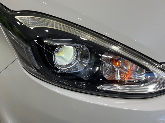 【LEDヘッドライト】悪天候や夜間走行時も良好な視界を確保し安心して運転できる高輝度LEDヘッドライトを装備！点灯速度が早く、消費電力も抑えられています。