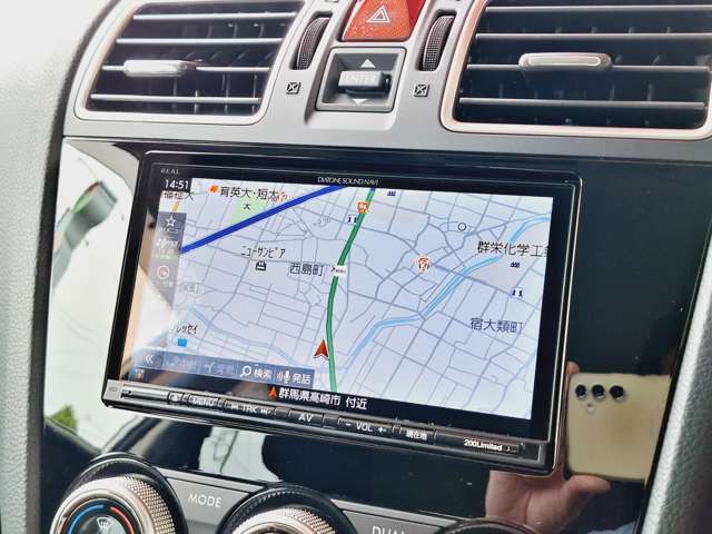 純正オプションのカーナビ付き！高画質フルセグTVやDVDが走行中でも視聴できます！スマホをペアリングしてオーディオ再生やハンズフリー通話も可能です♪