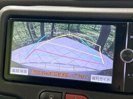 【バックカメラ】駐車時に後方がリアルタイム映像で確認できます。大型商業施設や立体駐車場での駐車時や、夜間のバック時に大活躍！運転スキルに関わらず、今や必須となった装備のひとつです！
