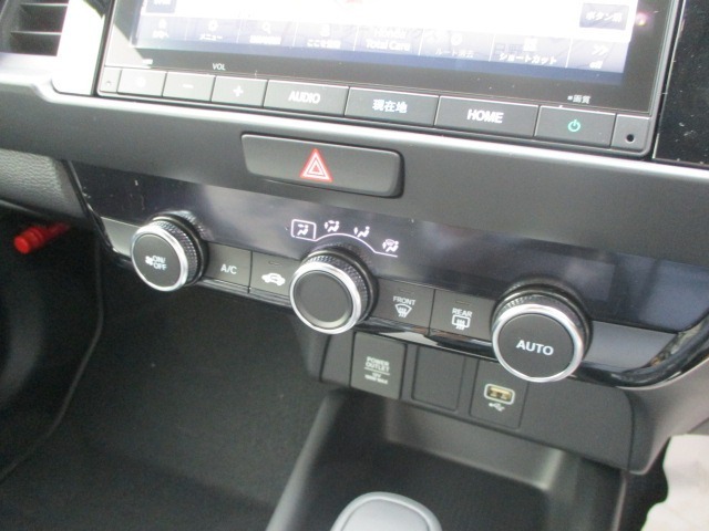 フルオートエアコンで車内は快適な温度に保てます。冬場はシートヒーターをご利用ください。