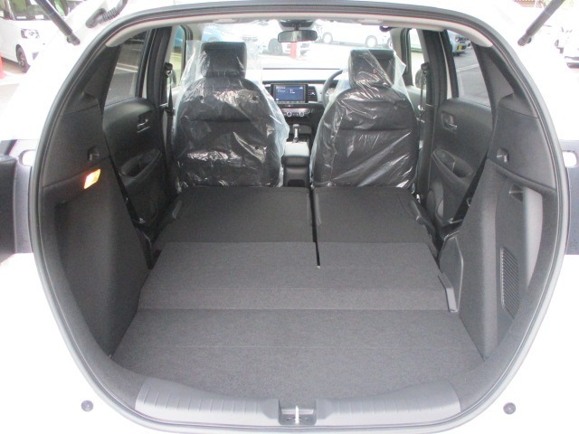 リアシートをアレンジすると更に大きな荷室スぺースがうまれます。長い荷物の積載も可能です。