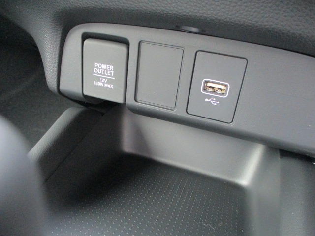 シガーソケットやUSBチャージャーも標準装備されております。