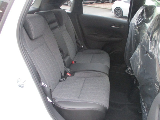 リアシートのお写真です。リアシートも広々としておりゆったりとおくつろぎいただけます。