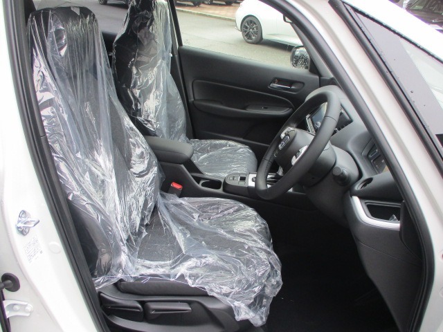 運転席周りのお写真です。足回りが広く乗り降りしやすいお車です。