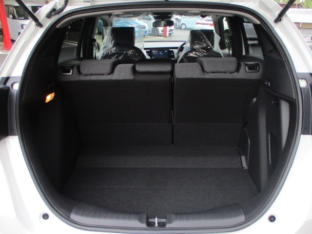 リアシート使用時の荷室スペースです。5人乗車時もおおきなスペースです。