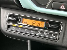 【オートエアコン】一度お好みの温度に設定すれば、車内の温度を検知し風量や温度を自動で調整。暑い…寒い…と何度もスイッチ操作をする必要はありません。快適な車内空間には必須の機能ですね♪