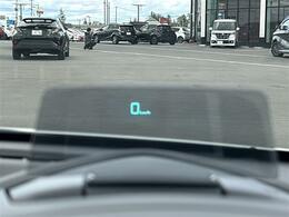 【ヘッドアップディスプレイ（HUD）】フロントウインドウガラスに走行情報を投影します。運転中の目線と重なるように表示されるので、少ない視線移動で速度が確認できるので、 ドライビングに集中できます！
