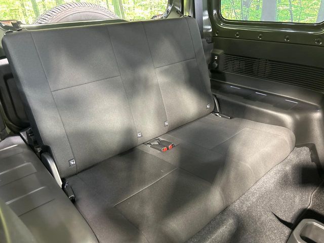 後部座席も気になるようなキズ・汚れやへたり等、大きなダメージはなく、良好な状態です。