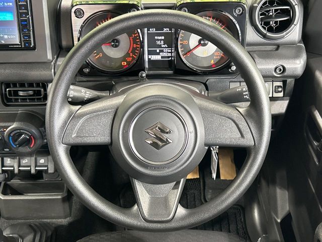 インテリアに合わせたデザインのステアリングは、運転される方のことも考え、運転しやすい形状、大きさです。是非一度、実際に触ってお確かめください。