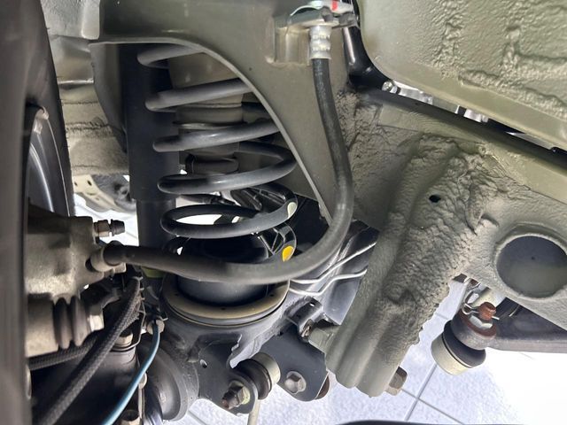 お車を安心してお乗りいただく為には、足回りの定期点検が欠かせません。サービスサポート（有償保証）では無料点検もご提供しており、安心のカーライフをお過ごしいただけるサポート体制が整っています。