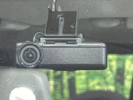 【ドライブレコーダー】安心・安全なカーライフに必須のドライブレコーダーを装備！走行中はもちろん、あおり運転や事故に遭遇した際の状況も映像で記録し、万一のリスクに備えます。