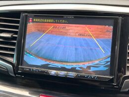 【バックカメラ】駐車時に後方がリアルタイム映像で確認できます。大型商業施設や立体駐車場での駐車時や、夜間のバック時に大活躍！運転スキルに関わらず、今や必須となった装備のひとつです！