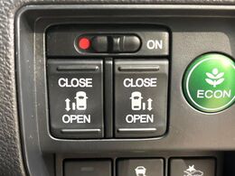 【両側パワースライドドア】スマートキーや運転席のスイッチで後席両側スライドドアの開閉が可能♪電動だから力を入れてドアを開ける必要が無く、小さなお子様でも簡単に開け閉めでき快適です♪