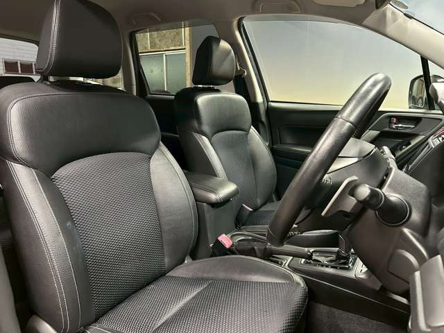 運転席も広々としており運転しやすい環境を実現しています☆室内クリーニングも実施済みです。