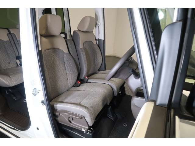 フロントシートはベンチシートタイプ♪　センターには格納式アームレストも付いています！！室内空間は広々で移動も楽々です♪狭い駐車空間など助手席ドアから出たい時にも大変便利ですよ♪