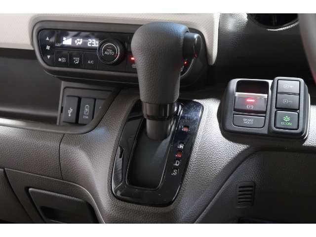 インパネシフトだから視線の移動も少なく足元もスッキリ♪運転席もゆったりしているのでゆとりを持ってドライブできますね！