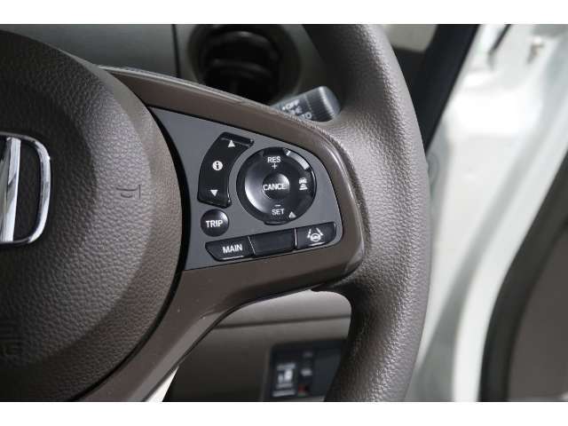 Hondaセンシングの機能のひとつ、アダプティブクルーズコントロール付！アクセルから足を離しても設定したスピードと前車との車間を保ち走行してくれます！車線維持もアシスト☆高速道路で疲労軽減ですね☆