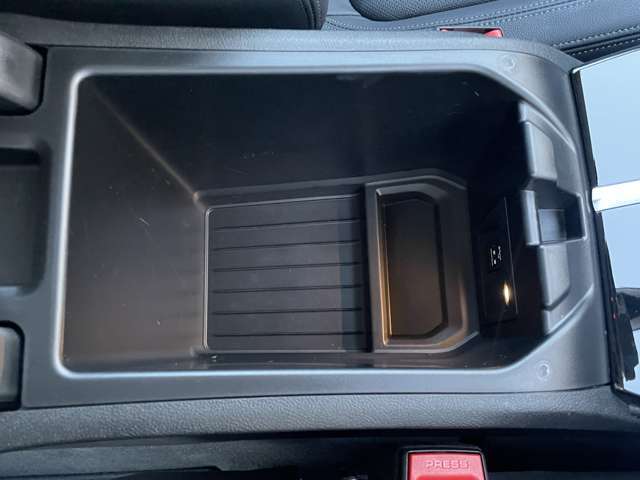 【運転席操作部】『運転席周辺の装備』の画像になります。快適なドライブを楽しむための機能が装備されています！運転席から触れるので使いやすいです！