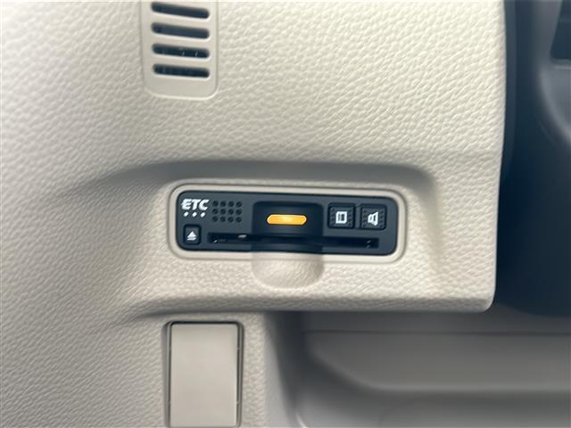 【ETC】有料道路を利用する際に料金所で停止することなく通過できる、ETC車載器（ノンストップ自動料金収受システム機器）が装備されています。セットアップを行うことで利用可能になります。