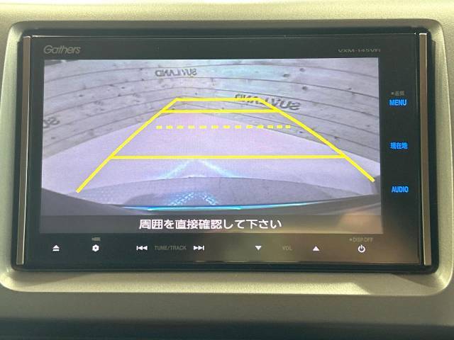 【バックカメラ】駐車時に後方がリアルタイム映像で確認できます。大型商業施設や立体駐車場での駐車時や、夜間のバック時に大活躍！運転スキルに関わらず、今や必須となった装備のひとつです！