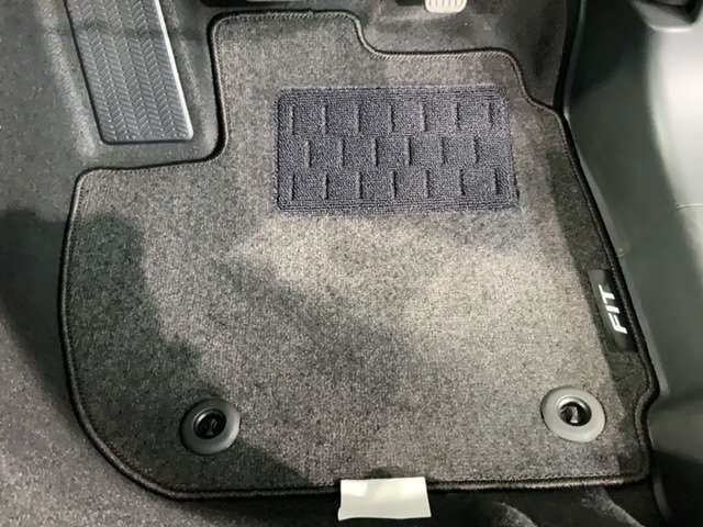 新品の純正フロアマット付きです。ドライブの際に気分良く乗って頂けます。