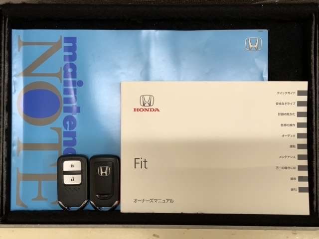 スマートキーは鍵をバッグに入れたままでもドアロックの開閉やエンジンのON・OFFができます。夜間や雨の日も鍵を探さなくて良いので便利です。