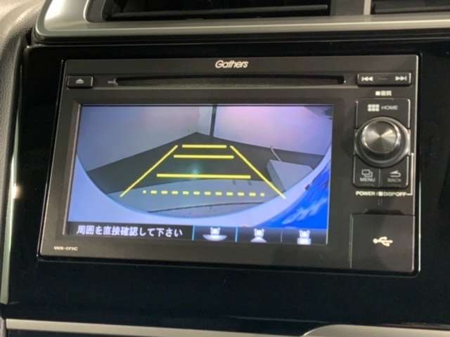 リバースギアに入れるだけで後方の表示へ切り替わります。夜間や雨の日の駐車も楽になりますよ。