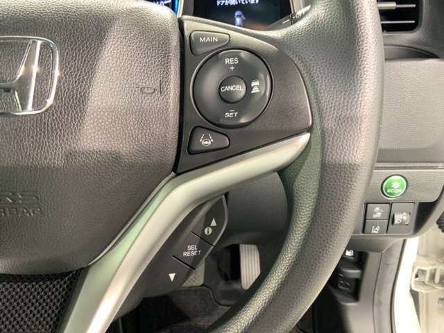 クルーズコントロールを装備しています。高速道路などで一定の速度で走ってくれるので運転が楽ですよ！速度を設定できますので、スピードの出しすぎにも注意できます。