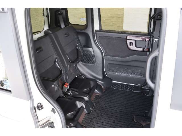 HONDA独自の機構！リアシートはチップアップ（跳ね上げ）することにより背の高い荷物も楽々積み込みすることが可能！！より空間を有効にするためにも大変便利なシートアレンジになります！！