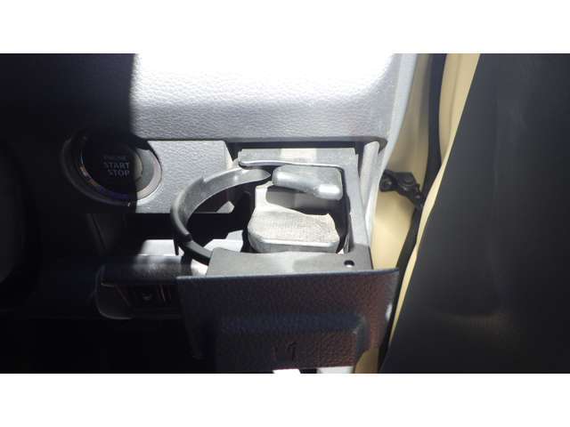 車の中で飲み物を置くスペースがあるととっても便利ですね♪