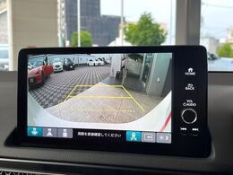 【バックカメラ】駐車時に後方がリアルタイム映像で確認できます。大型商業施設や立体駐車場での駐車時や、夜間のバック時に大活躍！運転スキルに関わらず、今や必須となった装備のひとつです！
