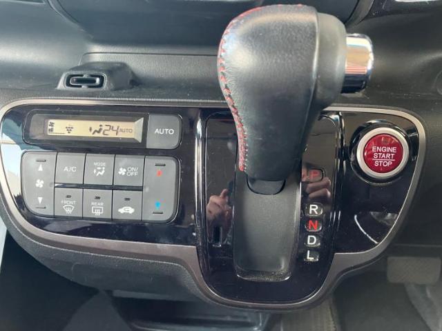 WECARSの展示場では実際に見て、触ってお車をお選びいただけます！知識の豊富な営業スタッフが様々なカーライフをご提案いたします！