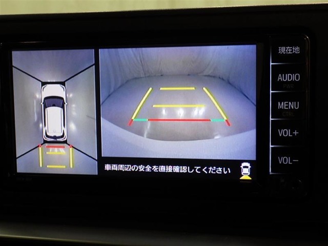 パノラミックビューモニターシステムが付いているので車の上から見た映像が確認できますよ。