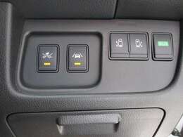 左右どちらからでも乗り降りO,K更に車内からは運転席の開閉スイッチで車外からはドアハンドル操作やインテリキーについている開閉ボタンでも開閉◎挟み込み防止機能で更に安心です（＾＾）/