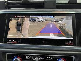 【サラウンドビューカメラ】4台の広角カメラで自車の全周囲360度を捉え、様々な角度からの映像を映し出すことで、駐車時の操作をより簡単に行えます。