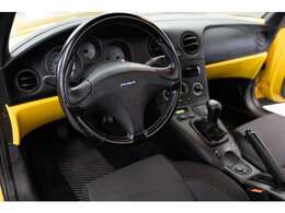 左ハンドル5速マニュアルの組み合わせが、ドライバーとクルマの一体感を最大限に引き出してくれます。