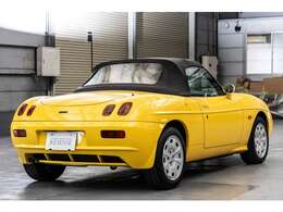 イタリアンデザインの粋を集めた流麗なボディラインが、見る者の心を奪う特別な存在感を放っています。