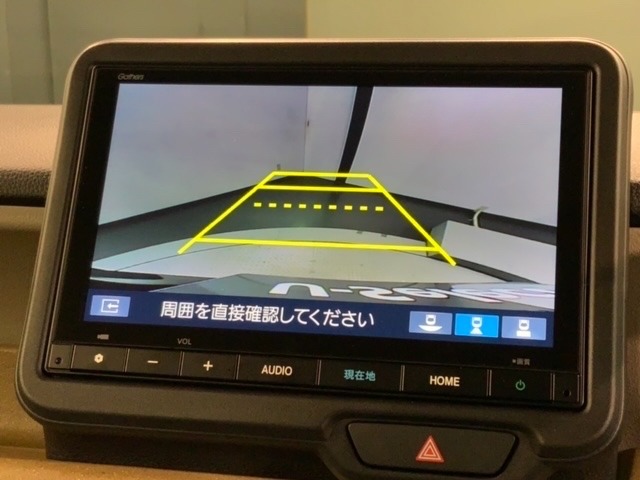 リバースギアに入れるだけで後方の表示へ切り替わります。夜間や雨の日の駐車も楽になりますよ。